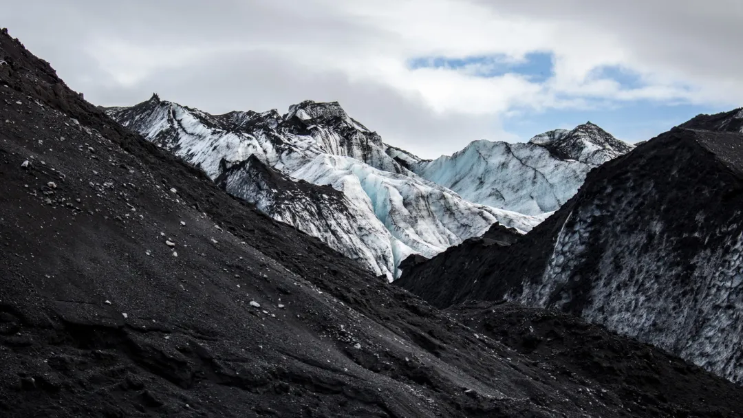 Mýrdalsjökull glacier in south Iceland, its ice layered with dark volcanic ash sand from past Katla eruptions