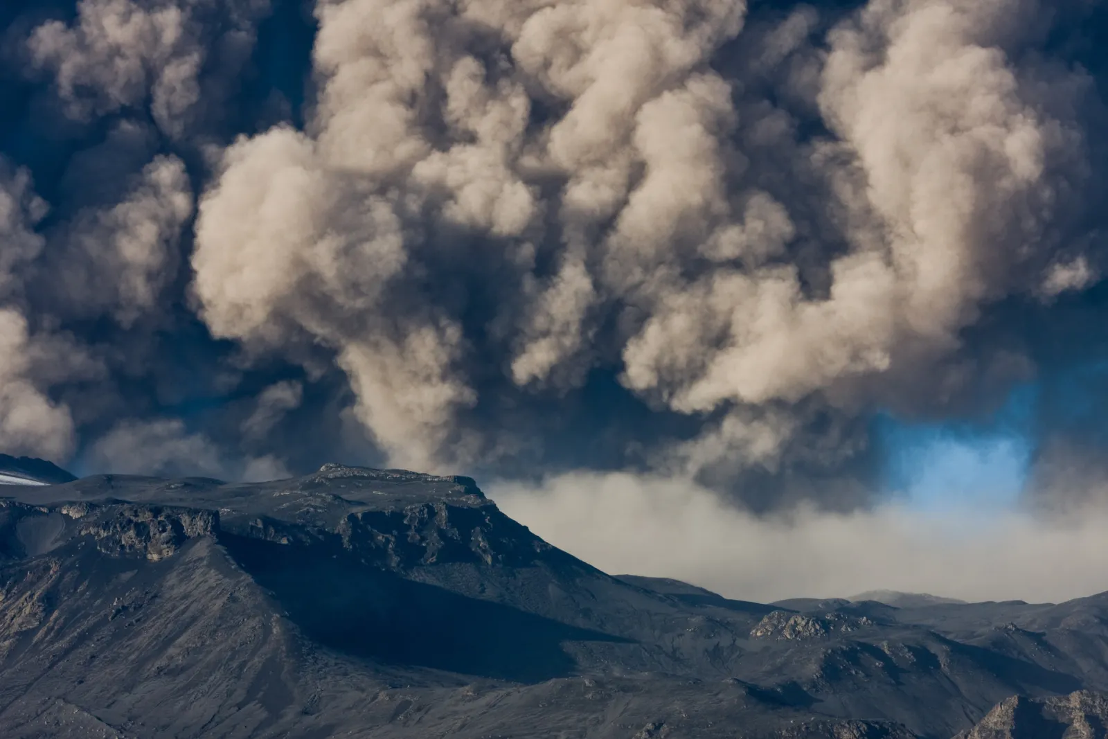 Eyjafjallajökull eruption ash plume drifting over south Iceland, April 2010